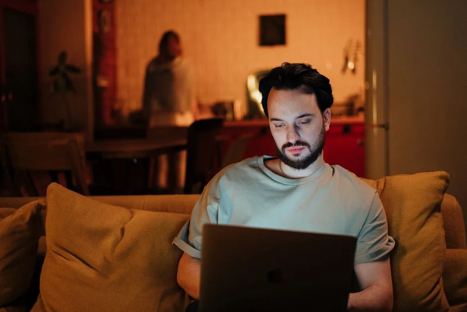 Penempatan router Wi-Fi yang optimal di tengah ruangan terbuka.