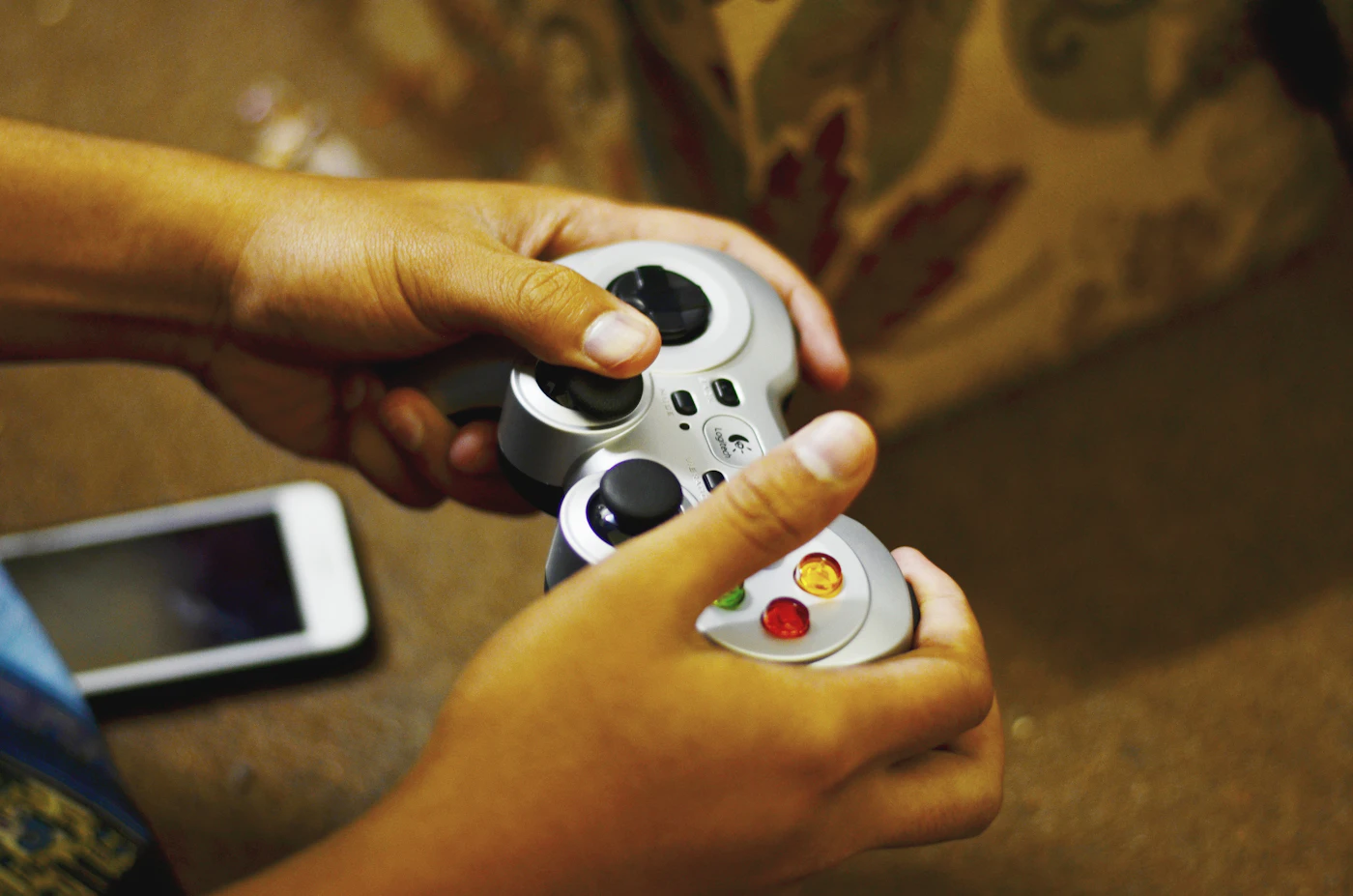 Berbagai jenis stick controller game yang terawat dengan baik.