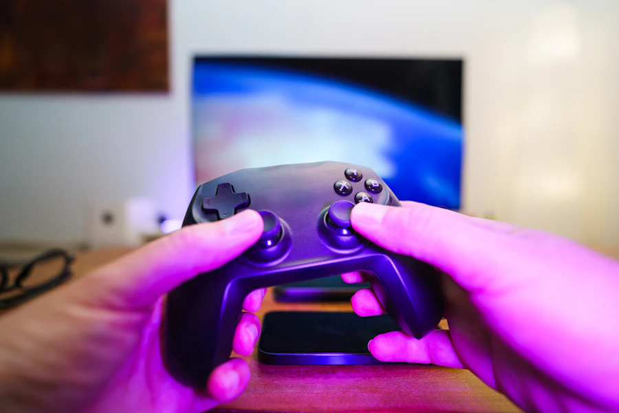Membersihkan celah-celah stick controller dengan cotton bud.