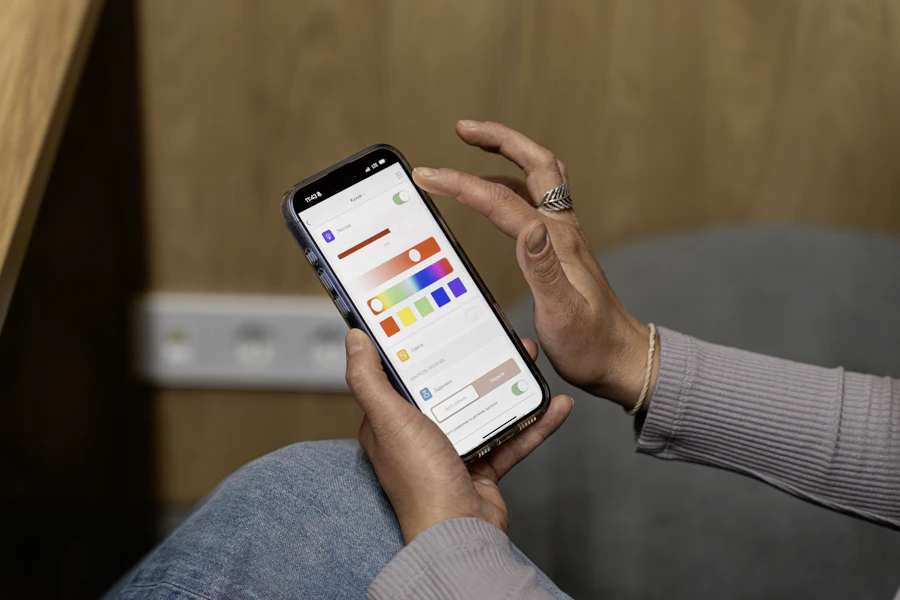 Mengatur lampu pintar melalui aplikasi di smartphone.