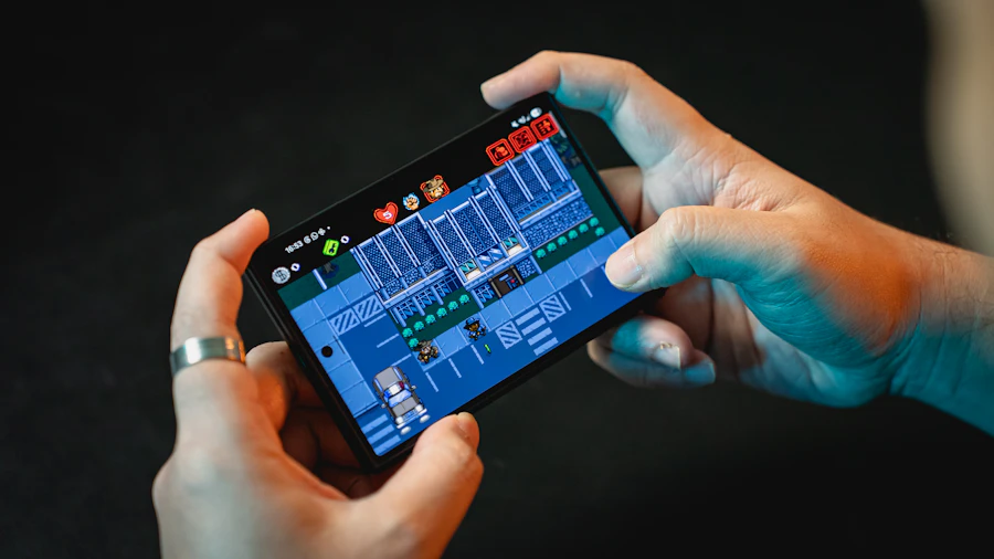 Tangan menggenggam hp yang mulai panas saat bermain game.