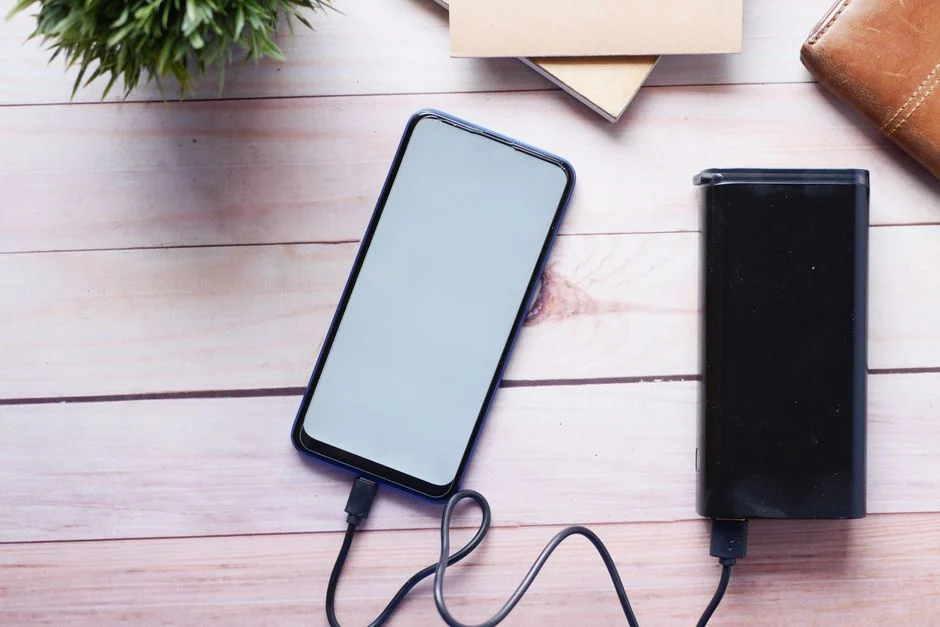 Kabel charger yang rusak atau tidak sesuai bisa jadi penyebab HP lambat cas.