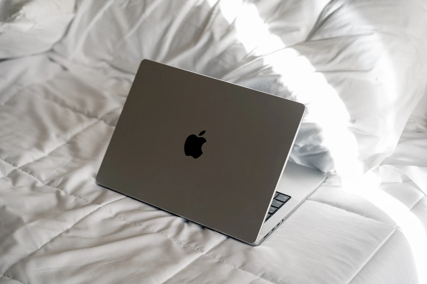 Pilih tas khusus laptop yang mampu melindunginya dari benturan dan tekanan saat dibawa bepergian.