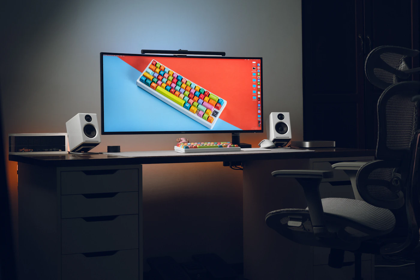 Seorang gamer sedang mengatur tampilan monitornya.