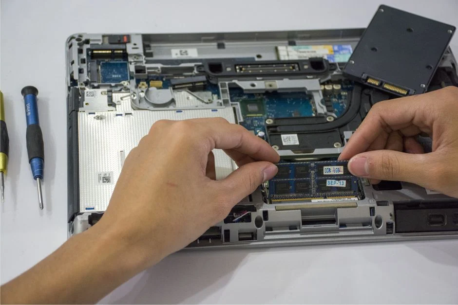 Tampilan komponen internal laptop yang siap di-upgrade.