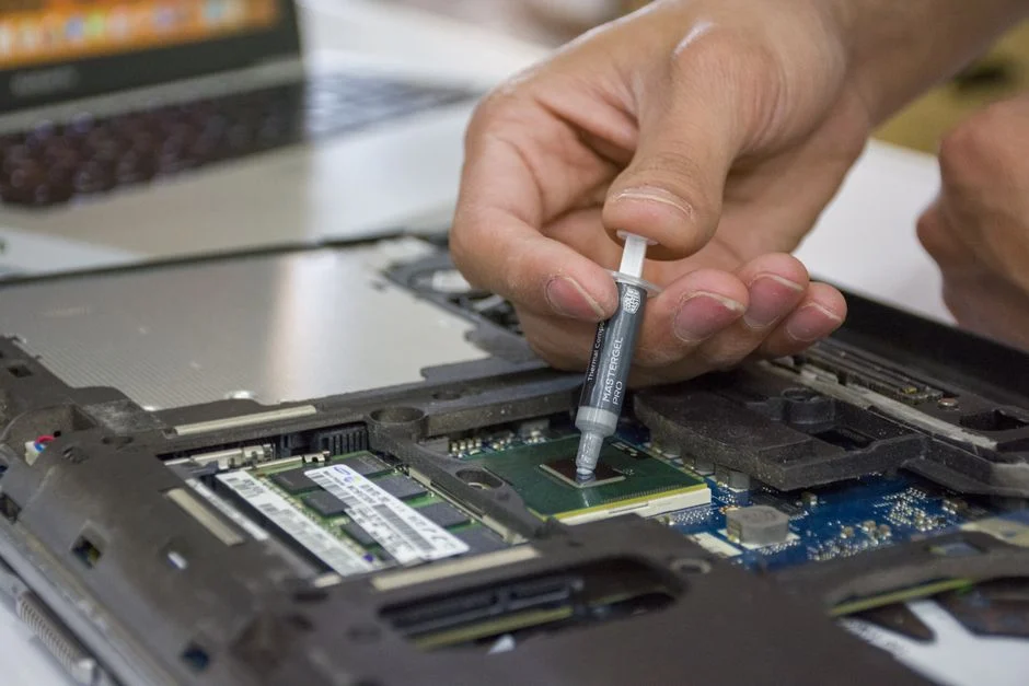 Ilustrasi laptop dengan indikator baterai yang menunjukkan daya rendah.