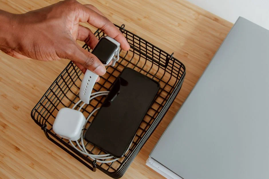 Orang sedang mencoba mencolokkan charger ke HP yang tidak mengisi daya.