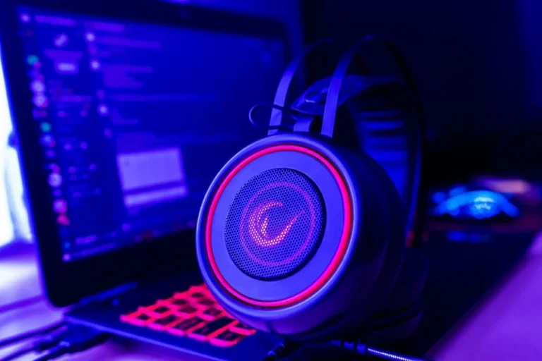 Headset gaming suara kecil? Ini cara bikin suaranya lantang lagi