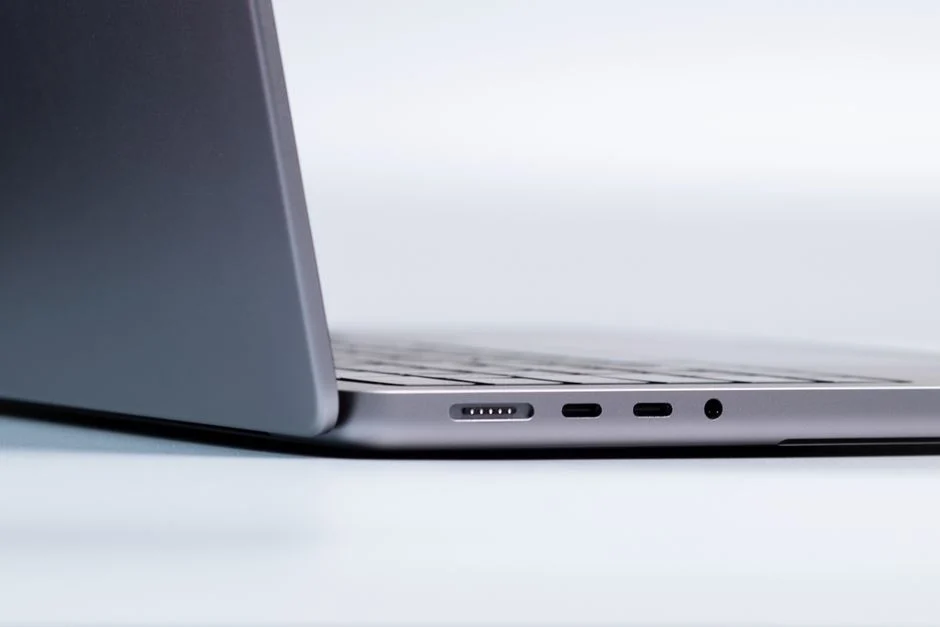 Seorang teknisi sedang memeriksa komponen internal laptop untuk mendiagnosis masalah.