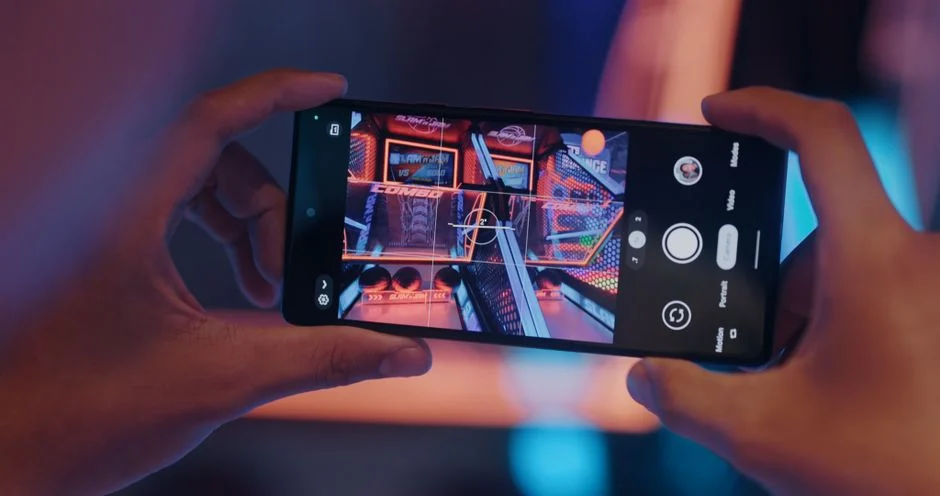 Seorang gamer sedang fokus bermain game di smartphone-nya, menampilkan performa tinggi dan responsivitas layar yang imersif.