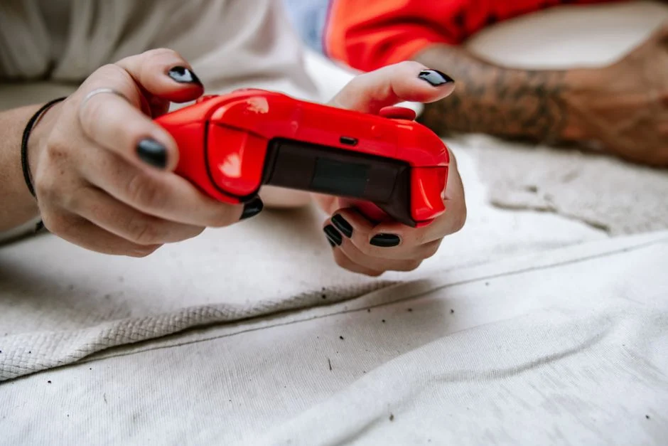 Seorang gamer fokus bermain di HP gaming dengan grafis memukau.