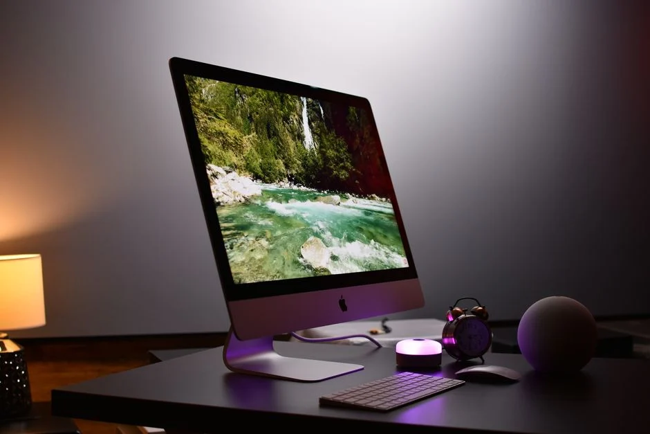 Seseorang bekerja di laptop lama dengan antarmuka Linux yang ringan.