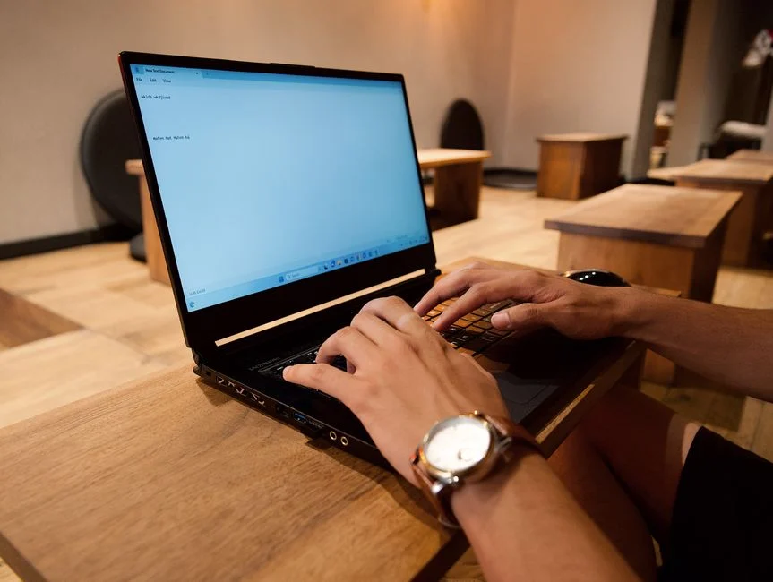 Meletakkan laptop di permukaan empuk seperti bantal bisa menghambat sirkulasi udara.