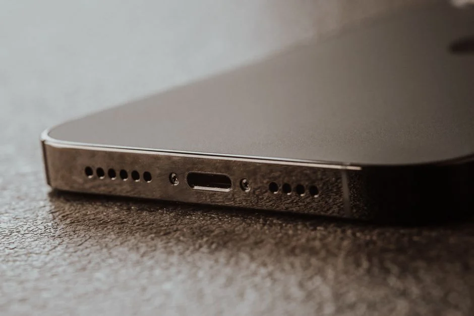 Perbandingan fisik antara charger biasa dan charger fast charging.