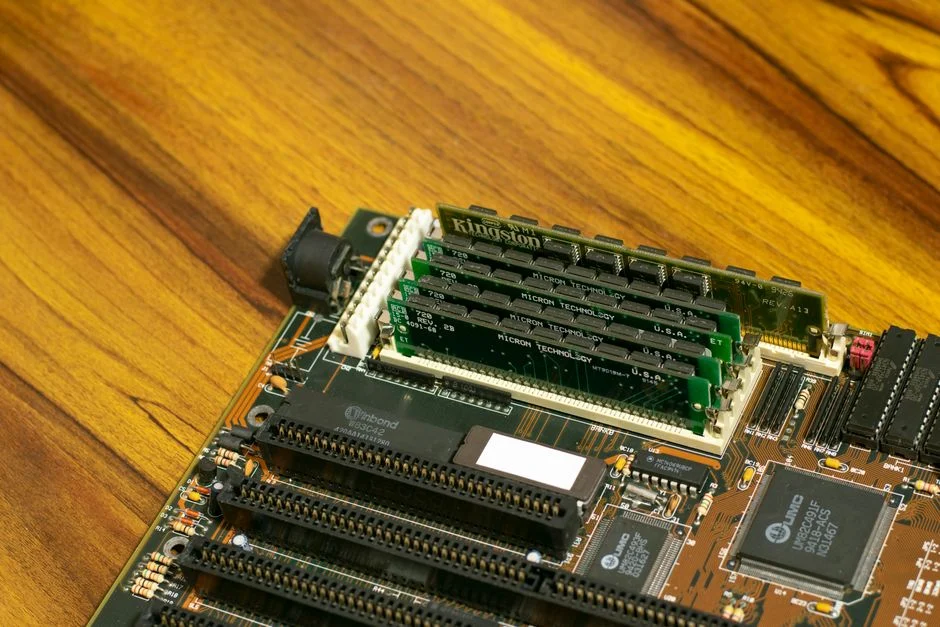 Sebuah modul RAM DDR5 terpasang di motherboard modern.