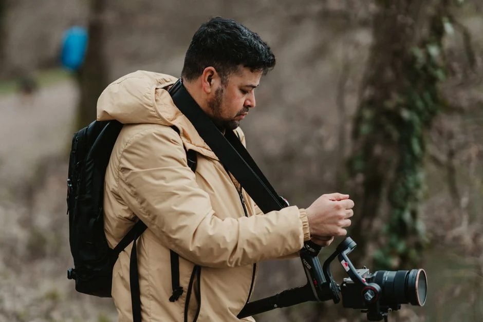 Seorang fotografer memotret di kondisi cahaya minim dengan pengaturan ISO tinggi.