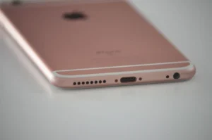 Charger HP Panas Saat Dipakai? Ini Cara Mengatasinya Biar Aman