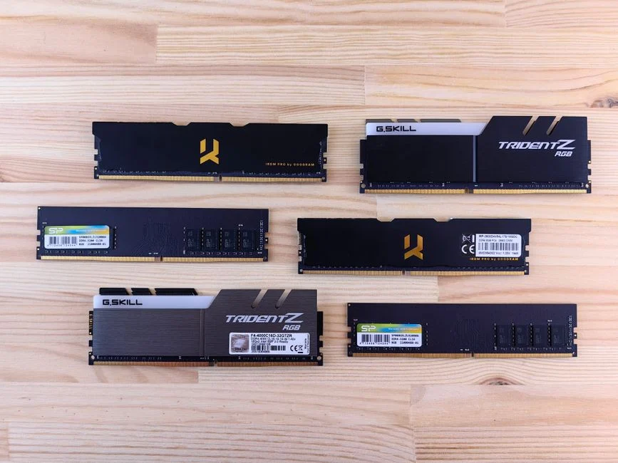 Modul RAM dan SSD yang siap dipasang untuk meningkatkan performa laptop.