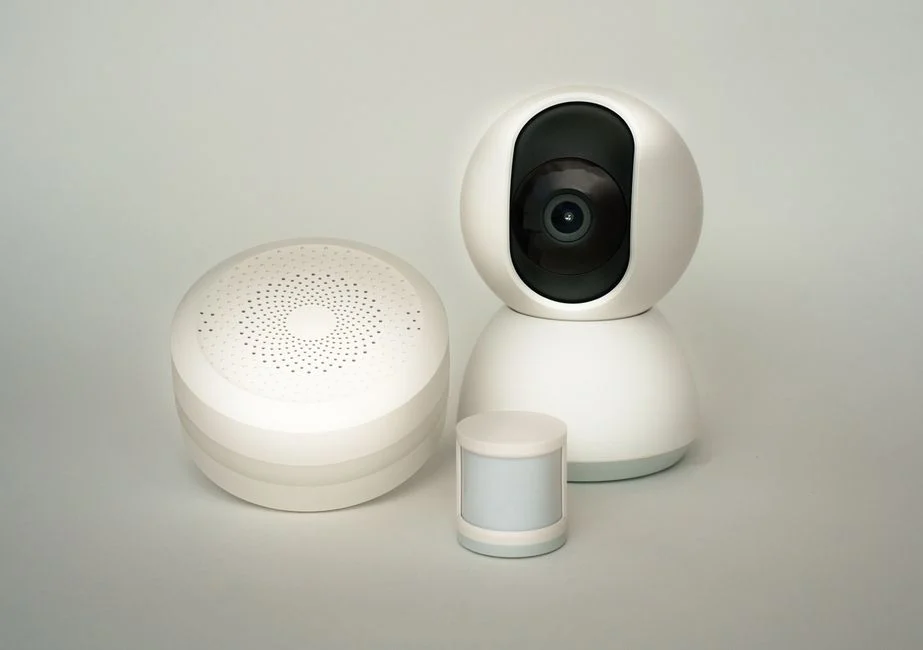 Tampilan antarmuka aplikasi smart home di tablet yang menunjukkan status keamanan rumah.