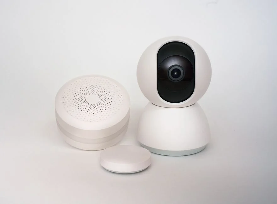 Sensor gerak smart home biasanya berukuran kecil dan mudah dipasang di berbagai sudut ruangan.