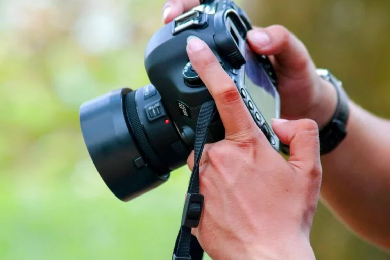 Kamera DSLR vs Mirrorless: Mana yang Lebih Cocok Buat Fotografer dan Videografer?