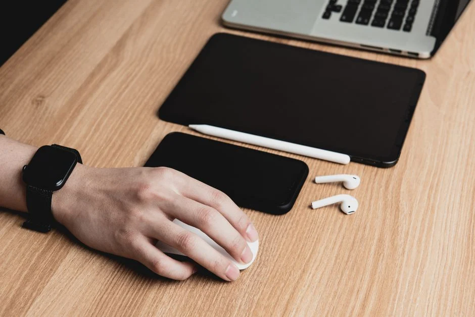Memeriksa dan membersihkan port USB receiver mouse wireless.