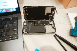 Worth It Gak Sih Ganti Keyboard Laptop Rusak atau Servis Aja?