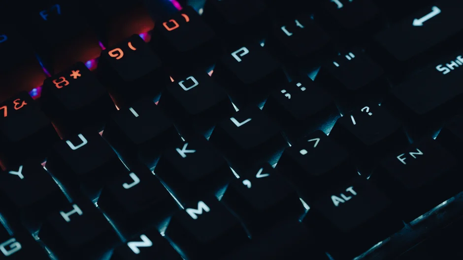 Keyboard mekanikal modern menawarkan banyak pilihan kustomisasi dan desain.