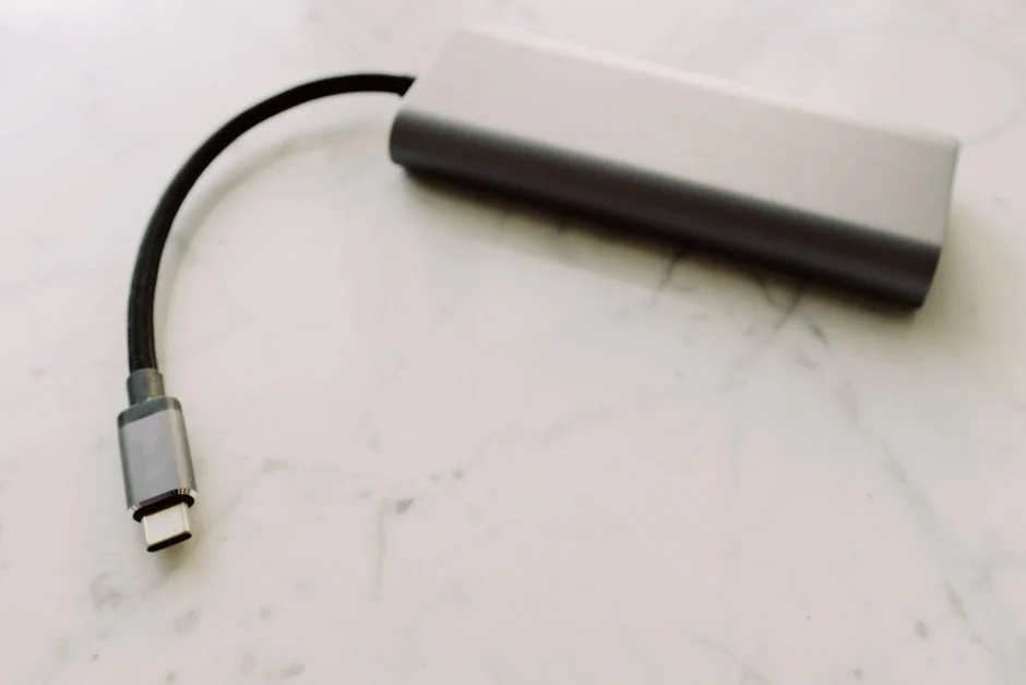 Port charger yang bersih akan memastikan pengisian daya HP optimal dan mencegah kerusakan.