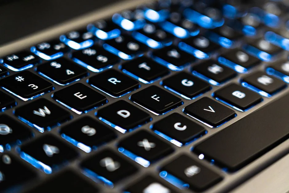 Ilustrasi keyboard laptop yang rusak parah dan perlu diganti.