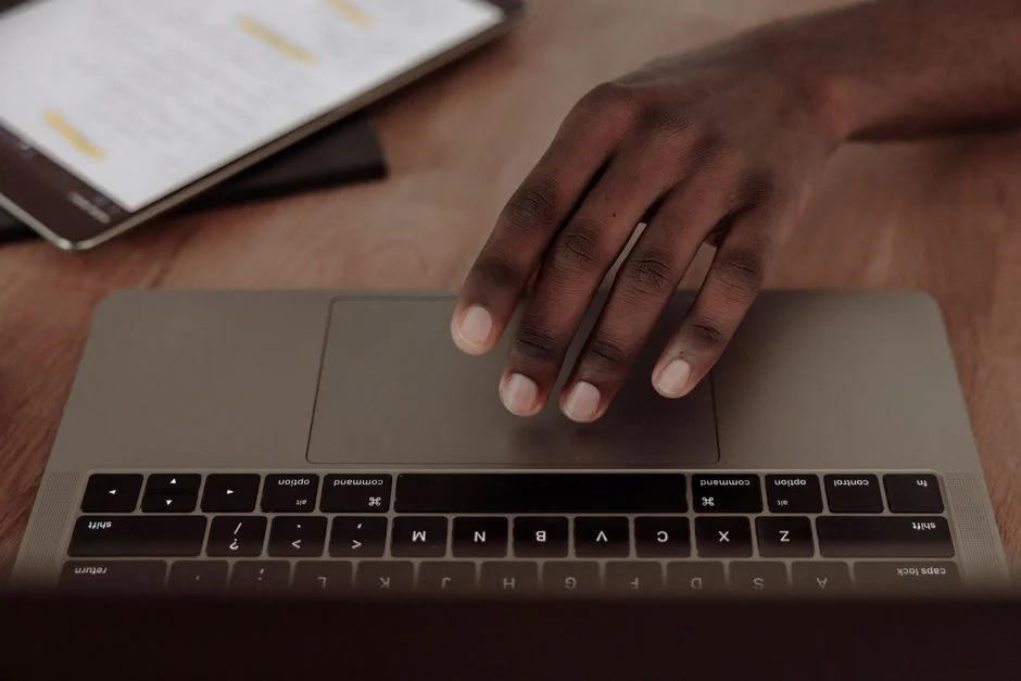 Laptop Layar Sentuh vs Laptop Biasa: Mana yang Lebih Cocok untuk Kamu?