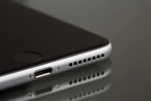 Cara Bersihin Speaker HP Biar Suaranya Tetap Jernih