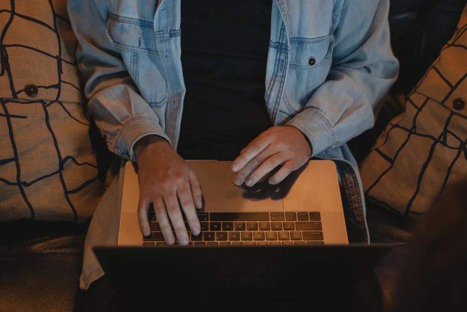 Kesalahan cara cas laptop bisa memicu kerusakan motherboard.