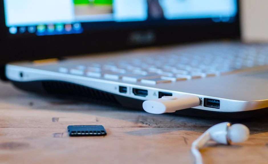 Periksa kabel charger laptop untuk memastikan tidak ada kerusakan fisik atau sambungan yang longgar.