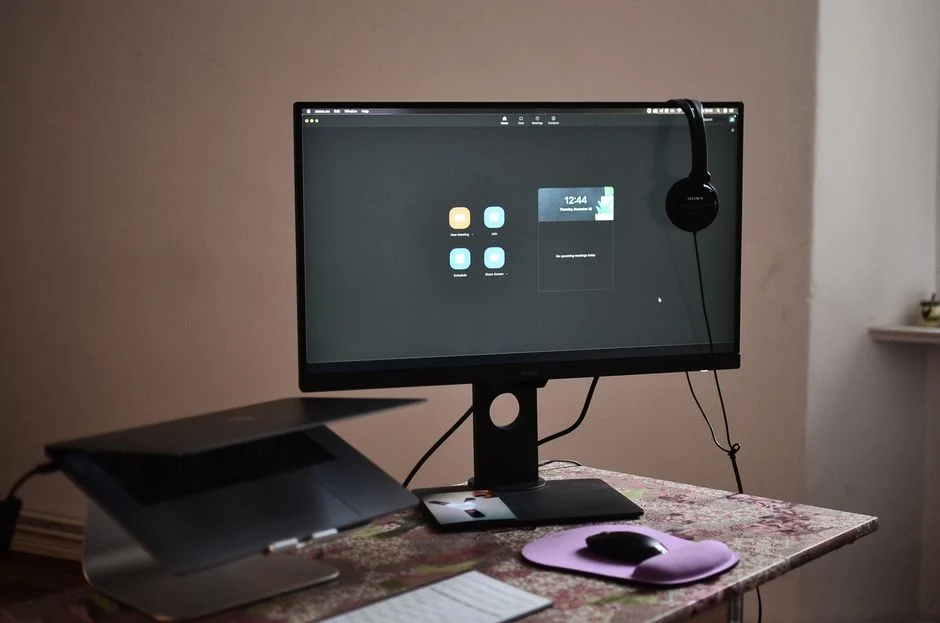 Cooling pad dengan beberapa kipas di bawah laptop untuk menjaga suhu tetap stabil.