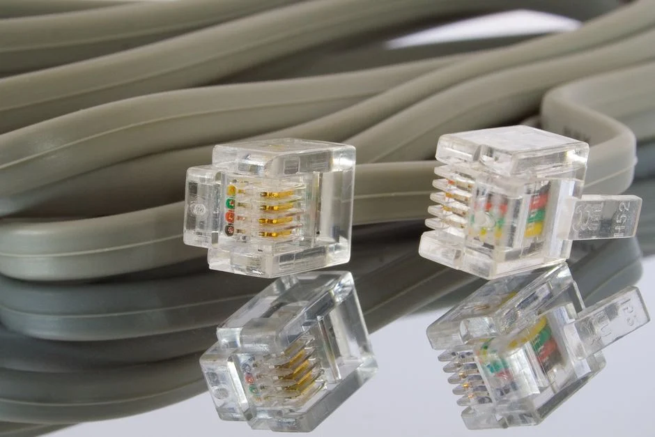 Perbandingan visual berbagai kategori kabel LAN yang berbeda.
