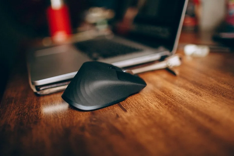 Mouse wireless menawarkan kebebasan gerak dan meja yang rapi tanpa kabel.