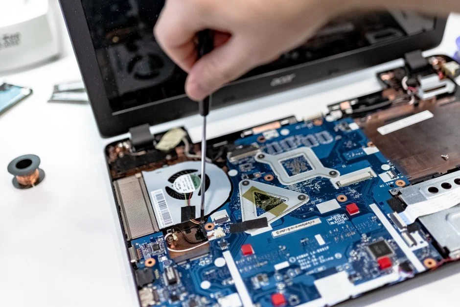 Membersihkan ventilasi laptop dari debu adalah langkah penting untuk mencegah overheating.