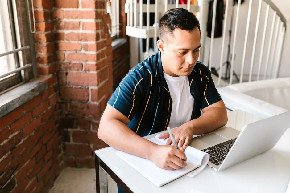 Mahasiswa menggunakan laptop untuk belajar dan mengerjakan tugas.