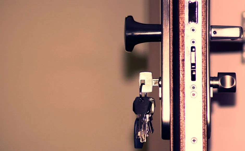 Ilustrasi tangan sedang mengganti baterai pada smart lock.