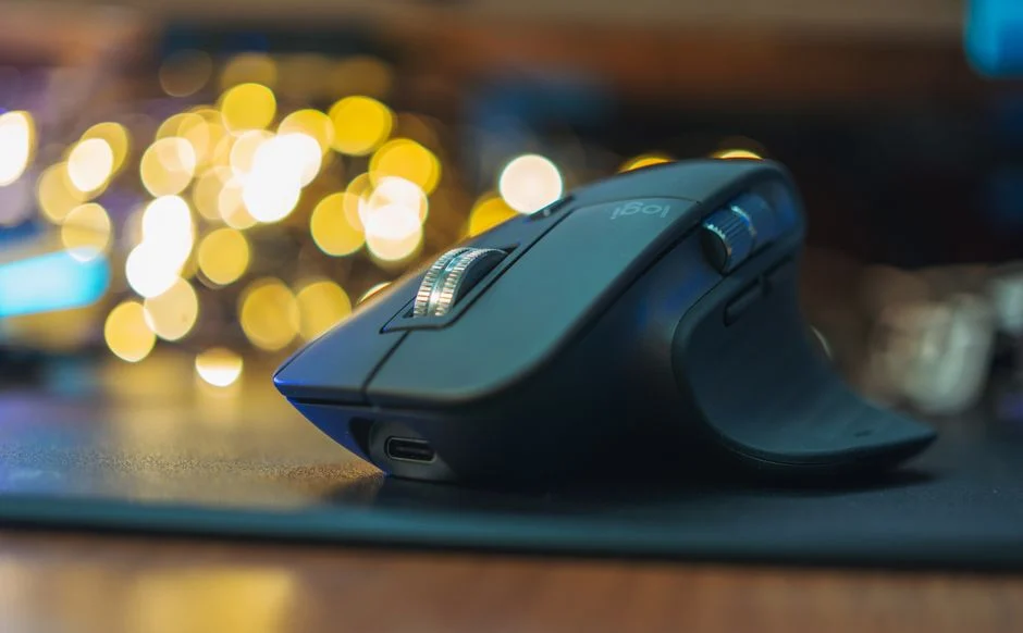 Mouse kabel sering jadi pilihan utama untuk presisi tinggi dan koneksi stabil.