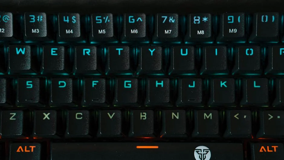 Membersihkan keyboard mekanikal secara teratur akan mencegah penumpukan kotoran.
