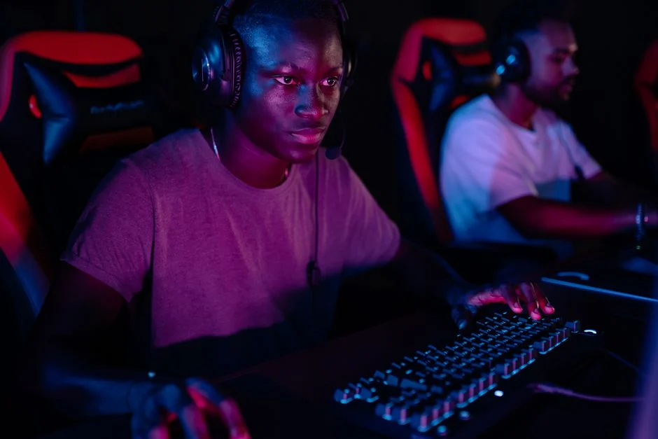 Seorang gamer yang frustrasi karena latency tinggi saat bermain game online.