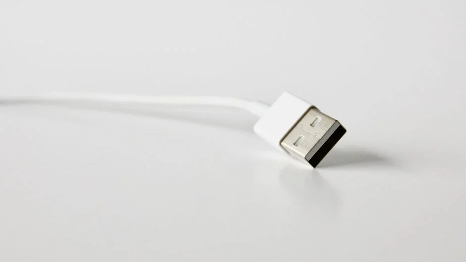 Pilih kabel data dengan lapisan luar braided nylon untuk daya tahan lebih baik.