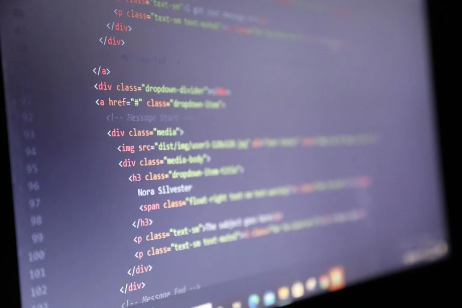 Seorang wanita sedang bekerja di depan monitor ergonomis di kantor rumahnya.