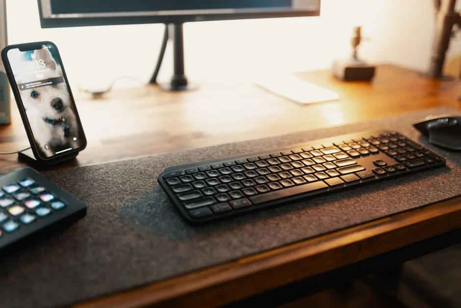 Pengguna laptop dengan setup keyboard eksternal untuk kenyamanan mengetik.