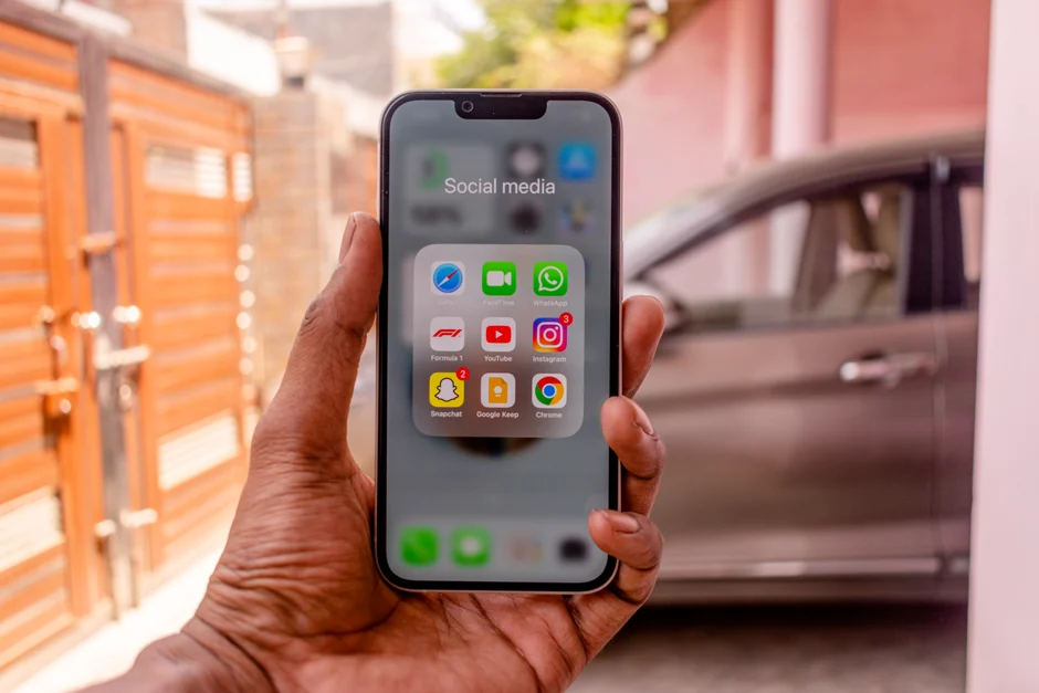 Tabel perbandingan detail antara fitur Android dan iPhone untuk membantu kamu memilih.