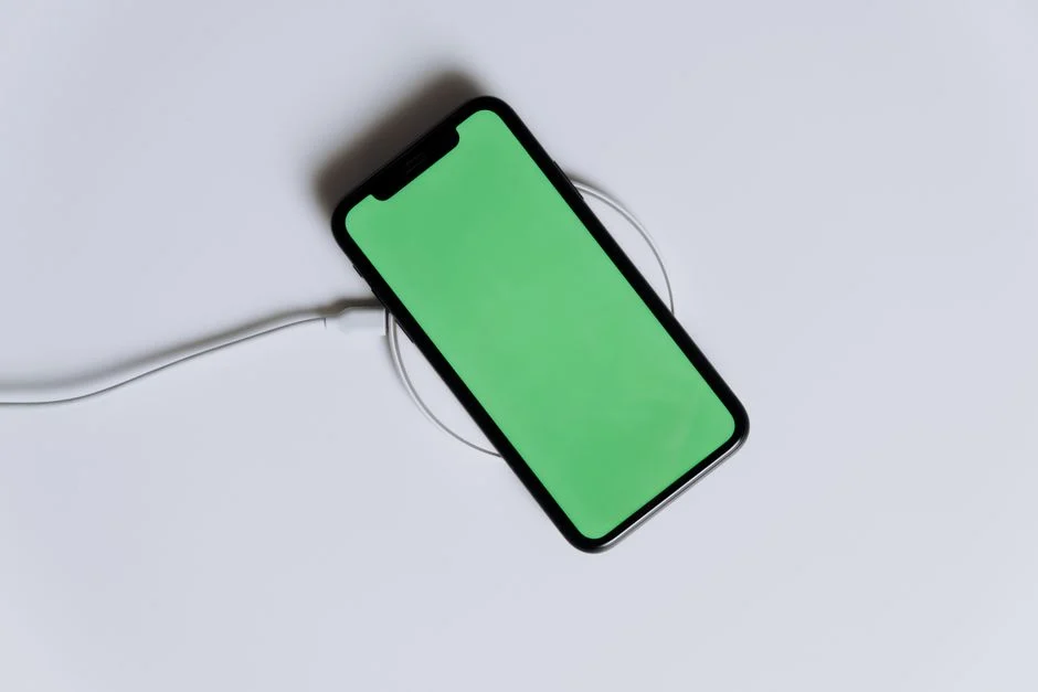 Seorang teknisi memeriksa smartphone yang sedang di bongkar untuk perbaikan.